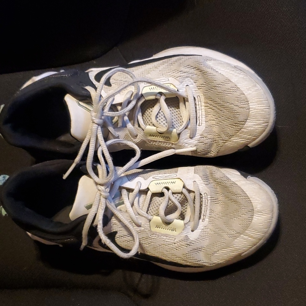 Nike sneakers size 6 boys